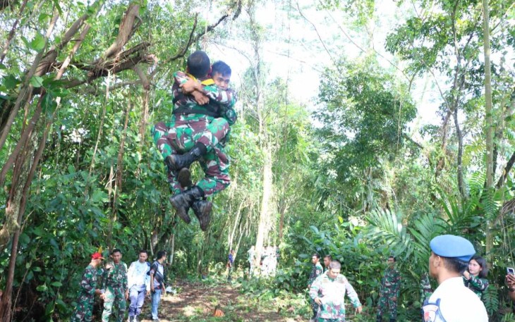 Latihan SAR Vertical Rescue prajurit Sathanlan Lanud Sutan Sjahrir, Rabu (9/8)