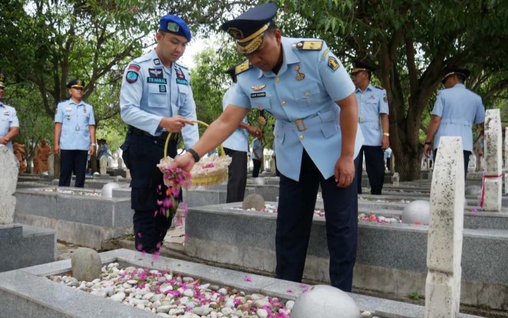 Plh. Kakanwil Kemenkumham Aceh Lilik Sujandi saat tabur bunga, Rabu (9/8)