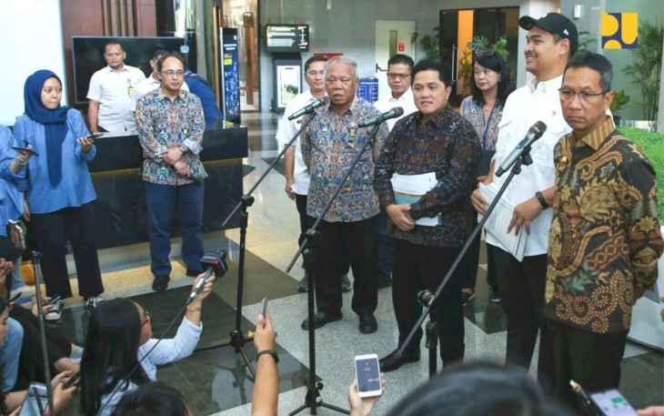 Menteri PUPR Basuki Hadimuljono saat konferensi pers persiapan stadion venue Piala Dunia U-17 di Jakarta, Rabu (9/8)