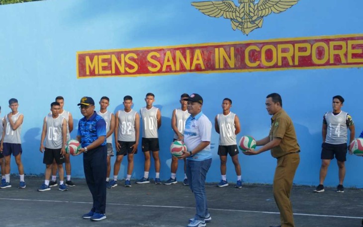 Danlanudal Tanjungpinang Kolonel Laut (P) Triwibowo (kaos biru) saat kick off turnamen bola voli, Rabu (9/8)