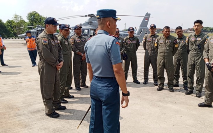 Danlanudal Jakarta Letkol Laut (P) Sugiran memberikan pengarahan crew pilot helikopter Panther di bandara Pondok Cabe Jakarta, Rabu (9/8)