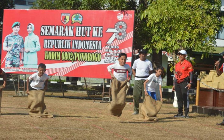 Antusias anak-anak berpacu lomba balap karung di Kodim 0802/Ponorogo, Minggu (13/8)