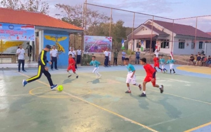 Danlanudal Kupang Letkol Laut (E) Dian Supiandi kickoff turnamen futsal di lapangan olahraga, Minggu (13/8)