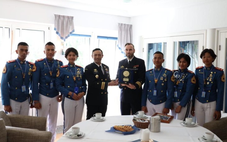 Satlat KJK Taruna AAL Tahun 2023 saat memberikan cenderamata di Naval Base Warnemunde Jerman, Minggu (13/8)