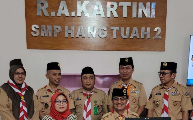 Ketum Yayasan Hang Tuah Laksda (Purn) Dr. Dani Achdani foto bersama usai meresmikan perpustakaan RA Kartini SMP Hang Tuah 2 Jakarta, Senin (14/8)