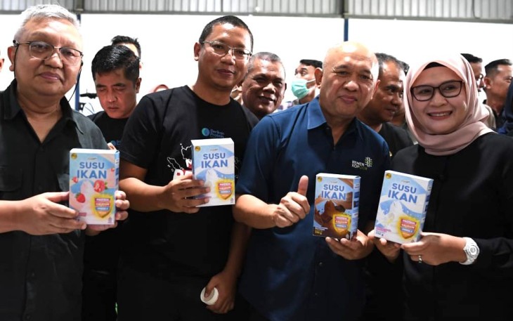 MenkopUKM Teten Masduki saat launching susu ikan hasil kemitraan UMKM di Indramayu, Selasa (15/8)