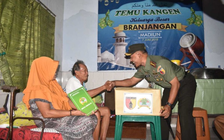 Danrem 081/DSJ Kolonel Inf H. Sugiyono berikan Kado Kemerdekaan untuk Veteran TNI AL di Madiun, Selasa (15/8) 