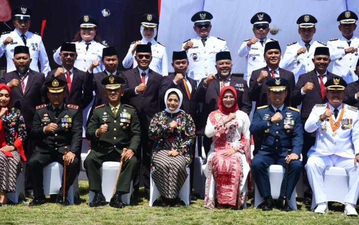Ketua Persit KCK Koorcab Rem 081 PD V/Brawijaya Ny. Triana Sugiyono memakai pakaian adat Jawa saat upacara HUT Kemerdekaan RI ke 78 di Madiun, Kamis (17/8)