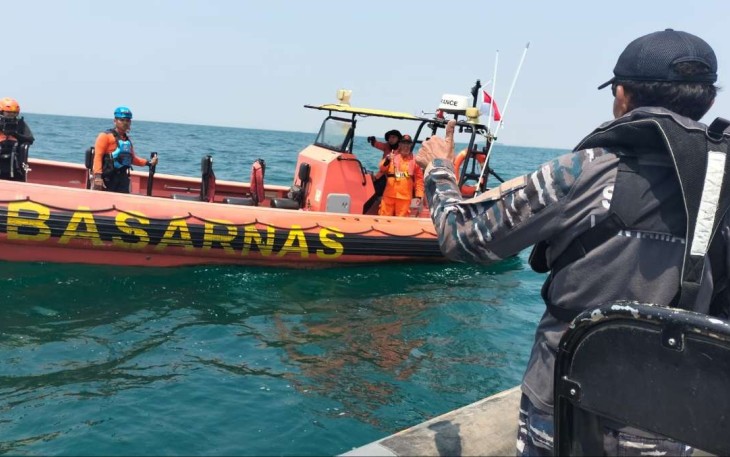 Tim SAR TNI AL saat pencarian korban kapal tenggelam, Minggu (20/8)