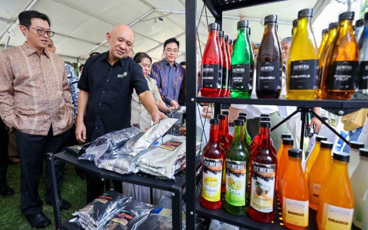 Menteri Teten Masduki saat mengunjungi stand Festival UMKM Sampoerna di Jakarta 