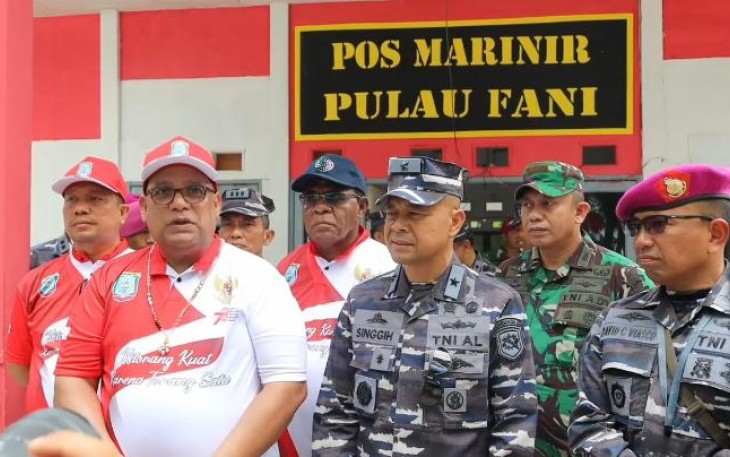 Kepala Staf Koarmada III Laksamana Pertama TNI Singgih Sugiarto saat mendampingi PJ Gubernur Papua Barat Daya Muhammad Musa'ad kunjungi pulau Fani, Senin (21/8)