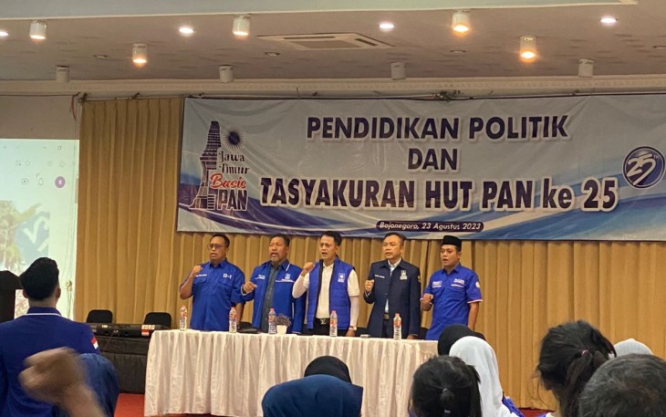 Wakil Ketua DPW PAN Rahmat Santoso (di atas podium dua dari kanan) Saat Hadiri Peringatan HUT PAN di Bojonegoro.