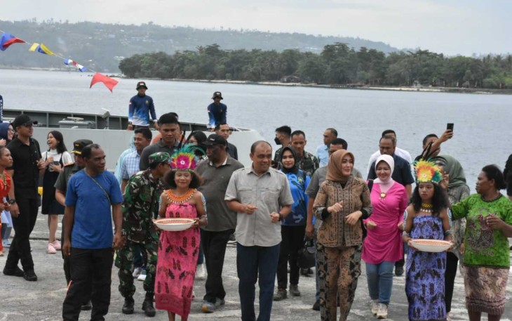 Pangdam Kasuari Mayjen TNI Ilyas Alamsyah (baju abu2) saat mengunjungi pulau Mansinam di hari pertama bertugas, Rabu (23/8)