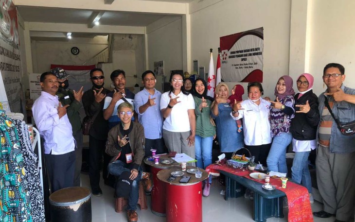 Ketua DPD RJ Jawa Timur Heru Purnomo, S.H., S.Pd, Ketua DPC RJ Kota Batu Mardi Setia Ningsih, S.H berserta para anggota tim relawan Rumah Jokowi, saat sesi foto beserta usai pembentukan DPC RJ Kota Batu