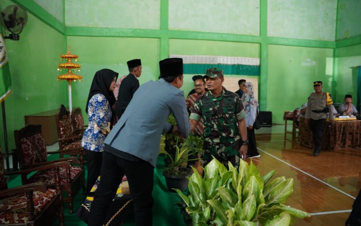 Dandim 0801/Pacitan Letkol Inf Roliyanto saat meninjau lokasi TPS Pilkades, Sabtu (26/8)