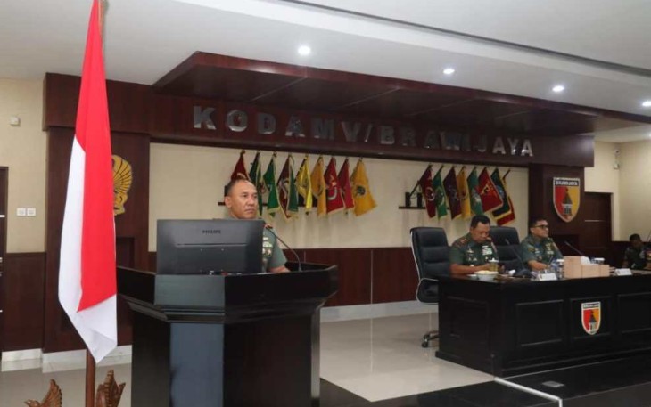 Danrem 081/DSJ Kolonel Inf H. Sugiyono saat memberikan pemaparan di Makodam V Brawijaya, Senin (28/8)
