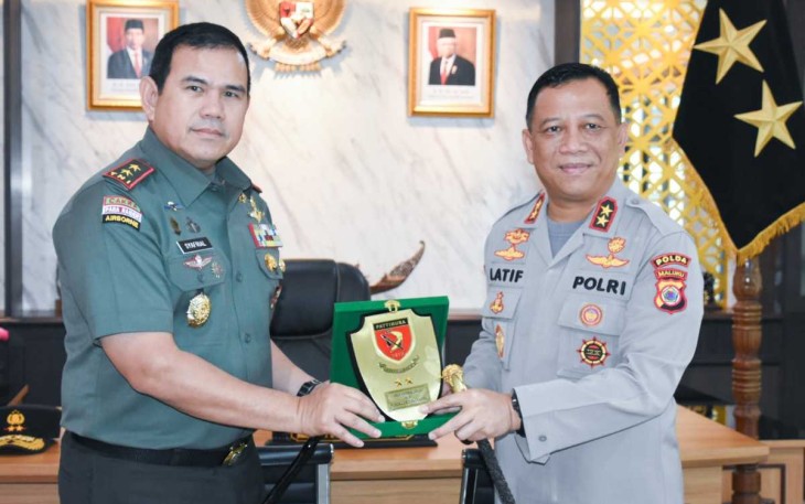 Pangdam XVI/Pattimura Mayjen TNI Syafrial saat memberikan cenderamata ke Kapolda Maluku Irjen Pol Drs Lotharia Latif di Mapolda Maluku, Senin (28/8)