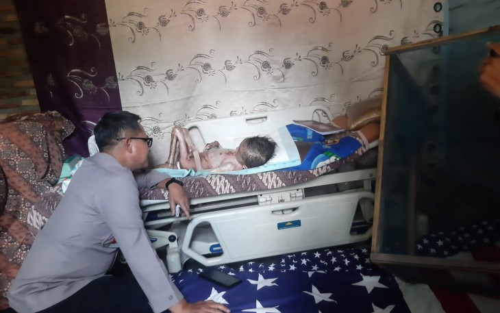 Kapolres Labusel AKBP Catur Sungkowo saat jenguk kondisi balita, Kamis (31/8)