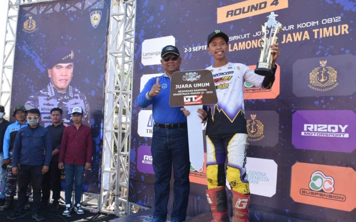 Danlantamal V Laksamana Pertama TNI Eko Wahjono saat memberikan trophy hadiah, Minggu (3/9)