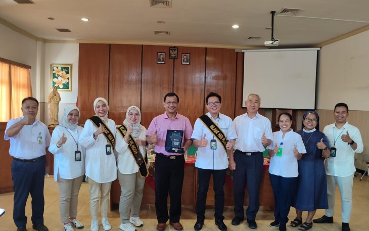 Kepala BPJS Ketenagakerjaan Cabang Blitar Hendra Elvian (lima dari kanan) Saat Bersama Memperingati Hari Pelanggan Nasional Tahun 2023