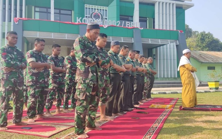 Prajurit Kodim 0902/Berau saat melaksanakan shalat Istisqa di Makodim, Senin (4/9)