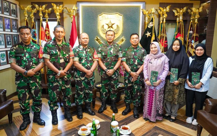 Pangdam Jaya Mayjen TNI Mohamad Hasan bersama Babinsa Award Terbaik di Jakarta, Jum'at (8/9)
