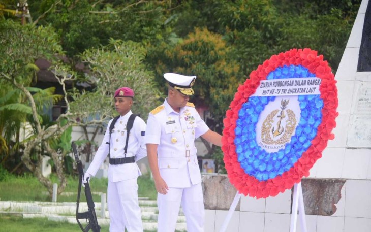 Kepala Staf Koarmada III Laksamana Pertama Singgih Sugiarto saat ziarah dan tabur bunga, Jum'at (8/9)