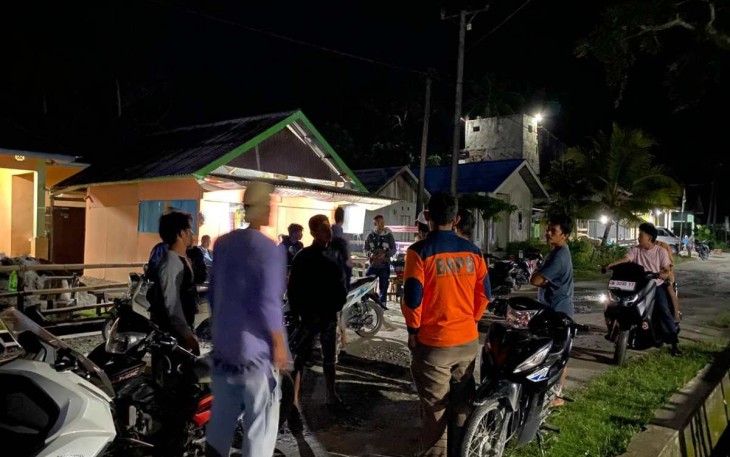 BPBD Kabupaten Donggala saat mengevakuasi pengungsi korban gempabumi, Sabtu (9/9)