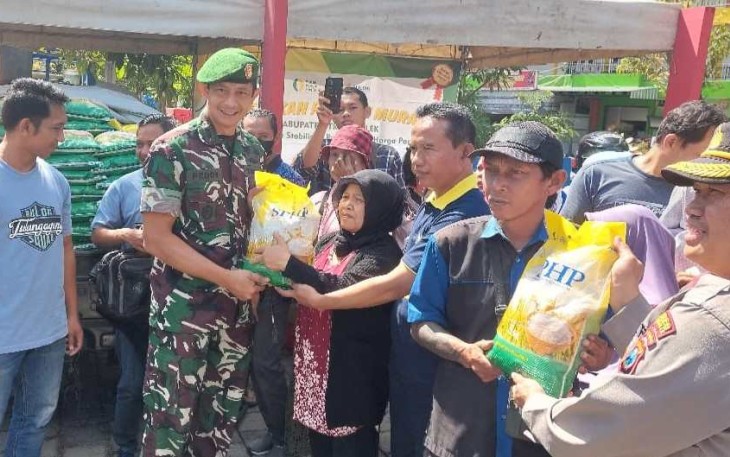 Dandim 0806/Trenggalek Letkol Kav Peddy Adi Prasetyo dalam Gerakan Pangan Murah, Jum'at (22/9)