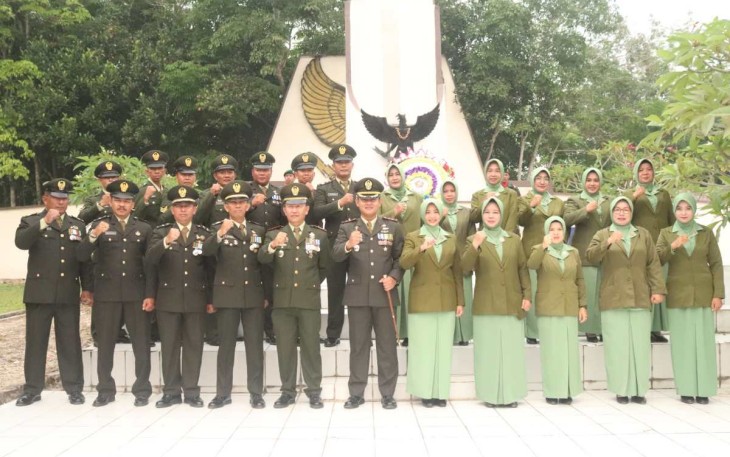 Ziarah Nasional Kodim 1001/HSU-BLG di TMP Tabur, Amuntai, Sabtu (30/9)