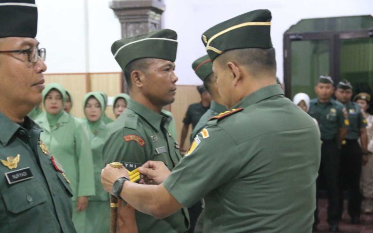 Dandim 0803/Madiun Letkol Inf Meina Helmi saat menyematkan kenaikan pangkat prajuritnya, Senin (2/10)