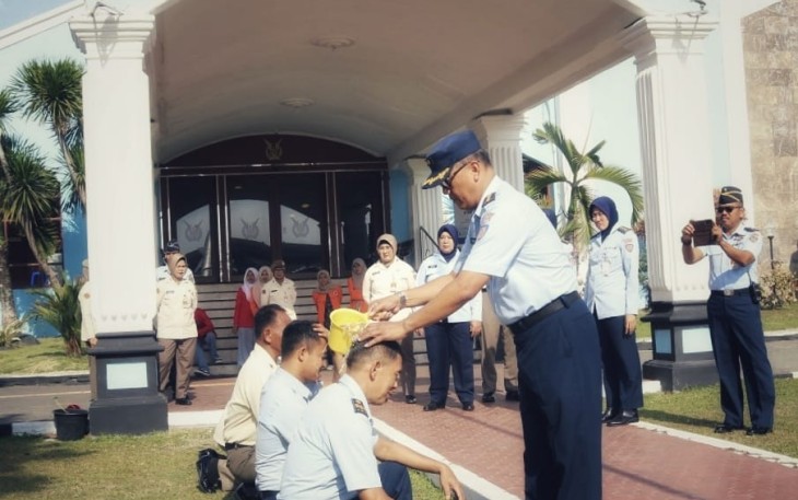 Kamuspusdirla Kolonel Sus Yuto Nugroho saat tradisi kenaikan pangkat anggotanya, Senin (2/10)