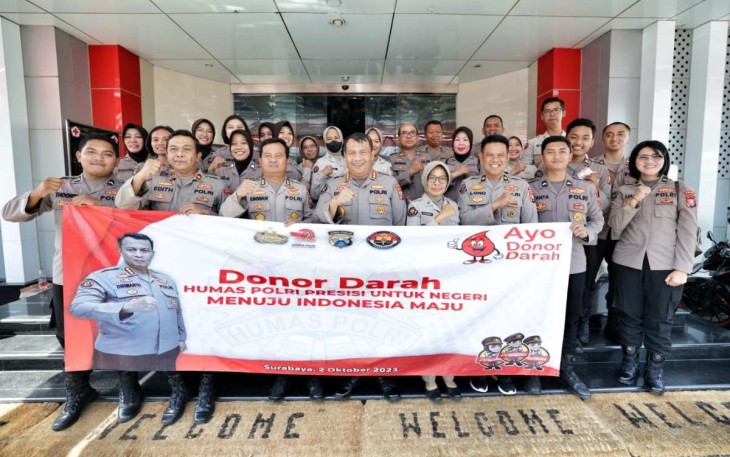 Baksos donor darah HUT Humas Polri Ke-72 di Surabaya, Senin (2/10)