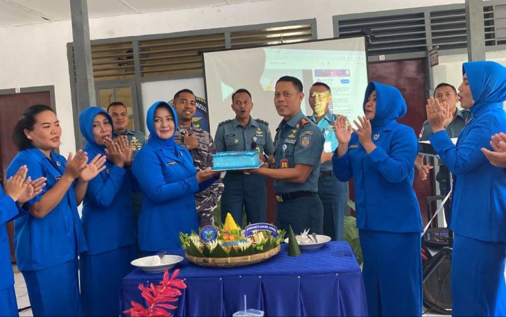 Danlanudal Sabang Letkol Laut (P) Narsulloh merayakan kenaikan pangkat n hari jadi Lanudal Sabang, Selasa (3/10)