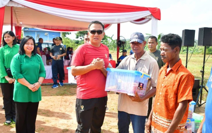 Danrem 033/WP Brigjen TNI Jimmy Watuseke saat memberikan paket sembako ke warga di Batam, Minggu (8/10)