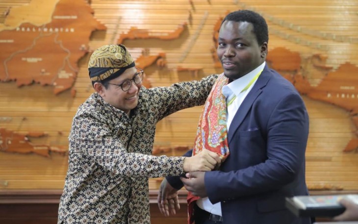 Menteri Desa, Pembangunan Daerah Tertinggal, dan Transmigrasi Abdul Halim Iskandar kenalkan batik kepada delegasi pemerintah Rwanda Kabera Godfrey beserta jajaran, di ruang kerja, Senin 09/10/23