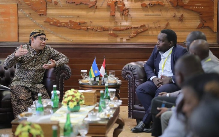 Mendes PDTT Abdul Halim Iskandar saat menerima delegasi Rwanda di Jakarta, Senin (9/10)