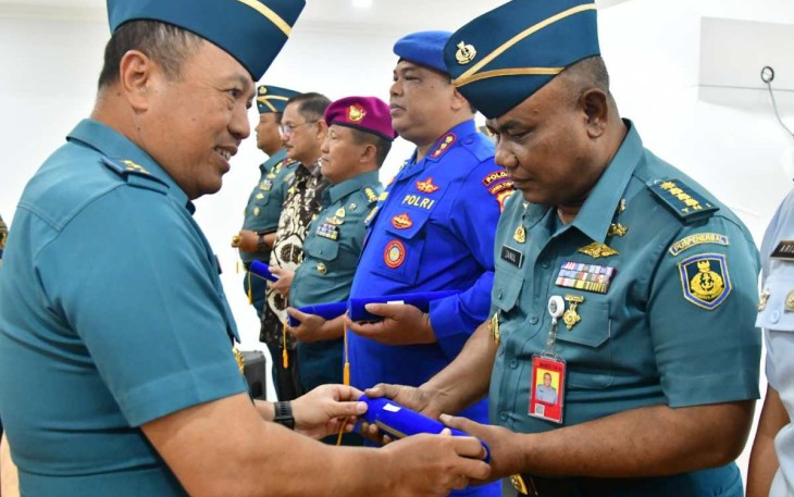 Dispers Puspenerbal Kolonel Laut (KH) Zainul saat menerima Brevet kehormatan Kesehatan Penyelaman dan Hiperbarik mewakili Danpuspenerbal, di Surabaya, Selasa (10/10)