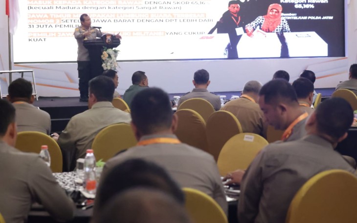 Kapolda Jatim Irjen Pol Dr Toni Harmanto saat memberikan pemaparan, Selasa (10/10) 