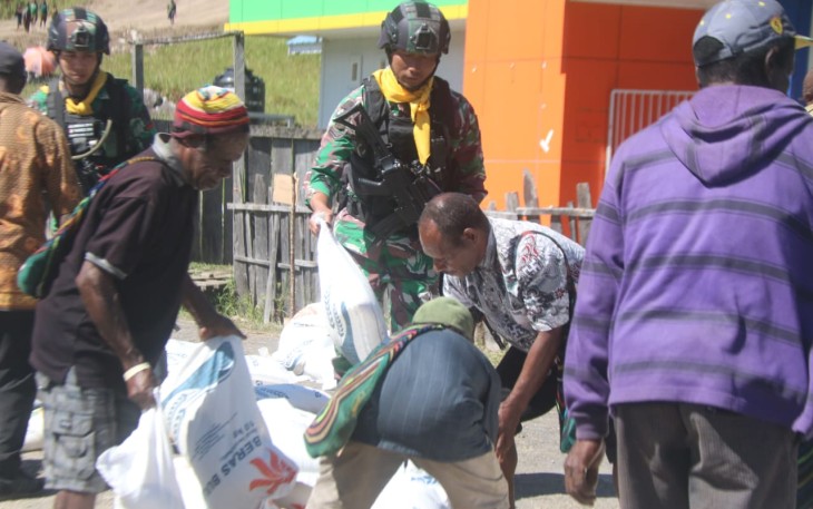 Pengawalan distribusi beras warga papua