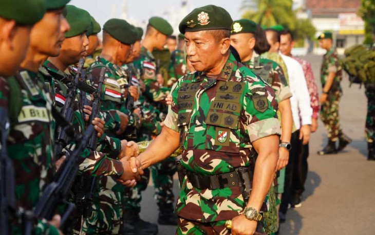 Pangdivif 2 Kostrad Mayjen TNI Haryanto saat menyambut prajuritnya purna tugas Satgas Pamrahwan Maluku & Malut Yonarmed 1 Kostrad di Surabaya, Selasa (/10/10)