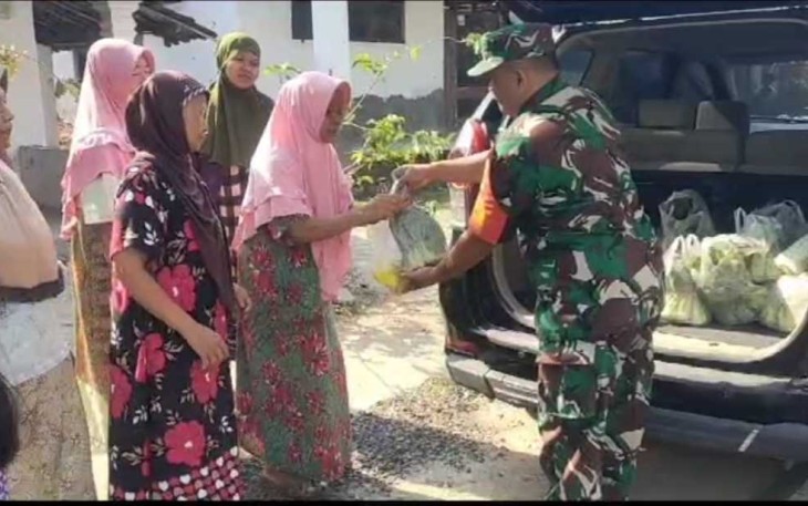 Pendistribusian bantuan bagi masyarakat yang kurang mampu di wilayah desa binaan 