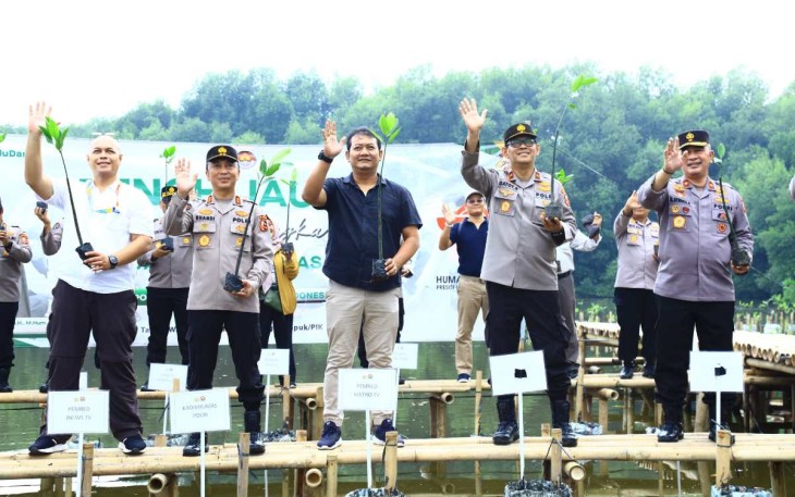 Gerakan Pelestarian Lingkungan Tanam Mangrove di HUT Humas Polri Ke-72 di Jakarta, Jum'at (13/10)