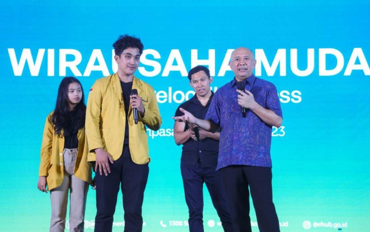 MenkopUKM Teten Masduki bersama mahasiswa Undiknas Bali, Jum'at (13/10)