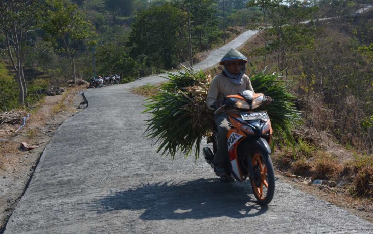 Masyarakat melintasi jalan hasil TMMD 