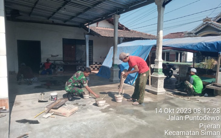Bantu renovasi rumah warga desa binaan 