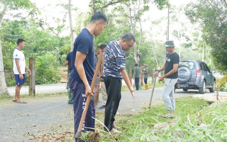Danlanudal Tanjungpinang Terjun Langsung Bersihkan Lingkungan