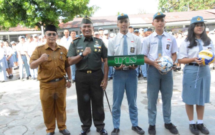 Danrem 023/KS Kolonel Inf Lukman Hakim bersama pelajar SMAN 1 Sibolga, Senin (16/10)