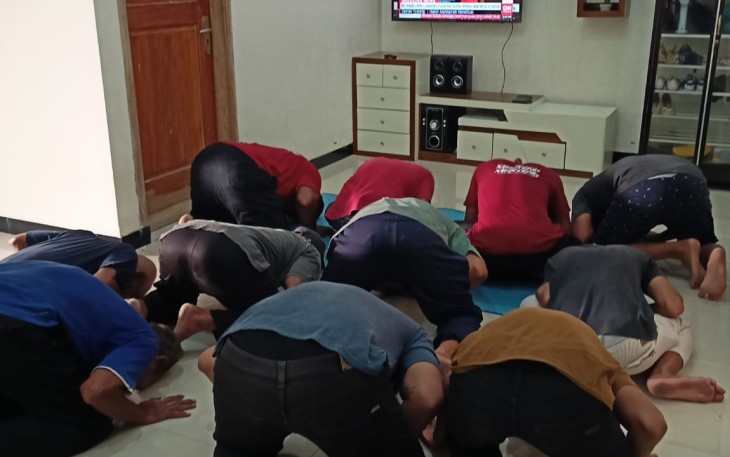 Sujud syukur relawan Gibran di Ponorogo, Senin (16/10)