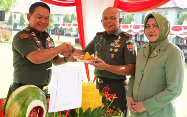 Syukuran HUT ke-78 Zeni Angkatan Darat Potong Tumpeng 